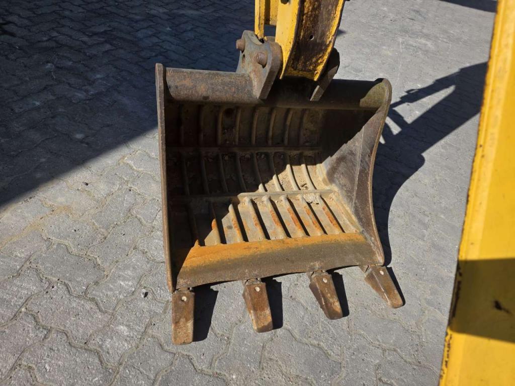 Komatsu WB 70 A Photo 12