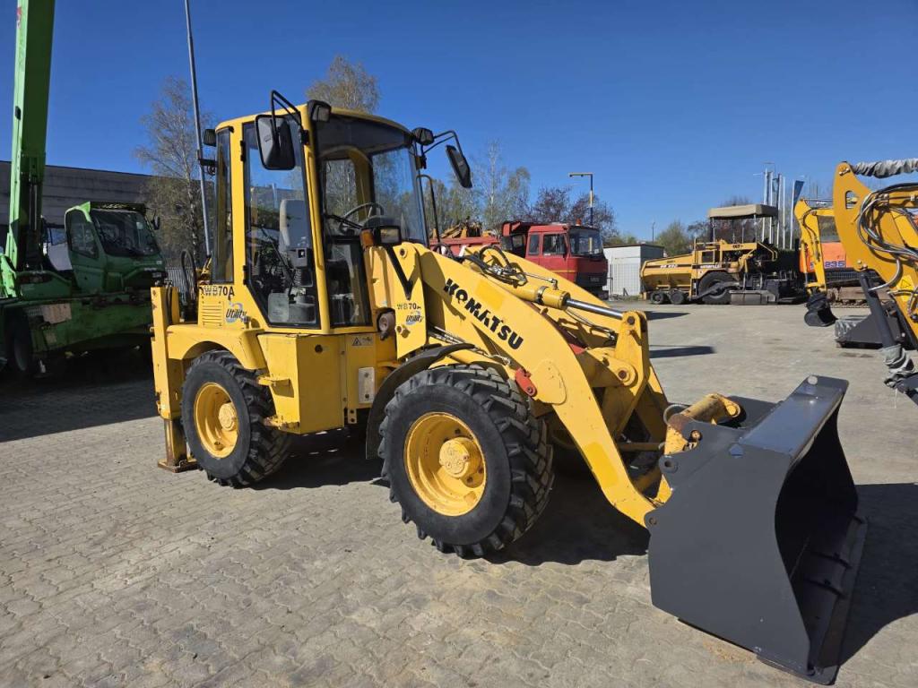 Komatsu WB 70 A Photo 3
