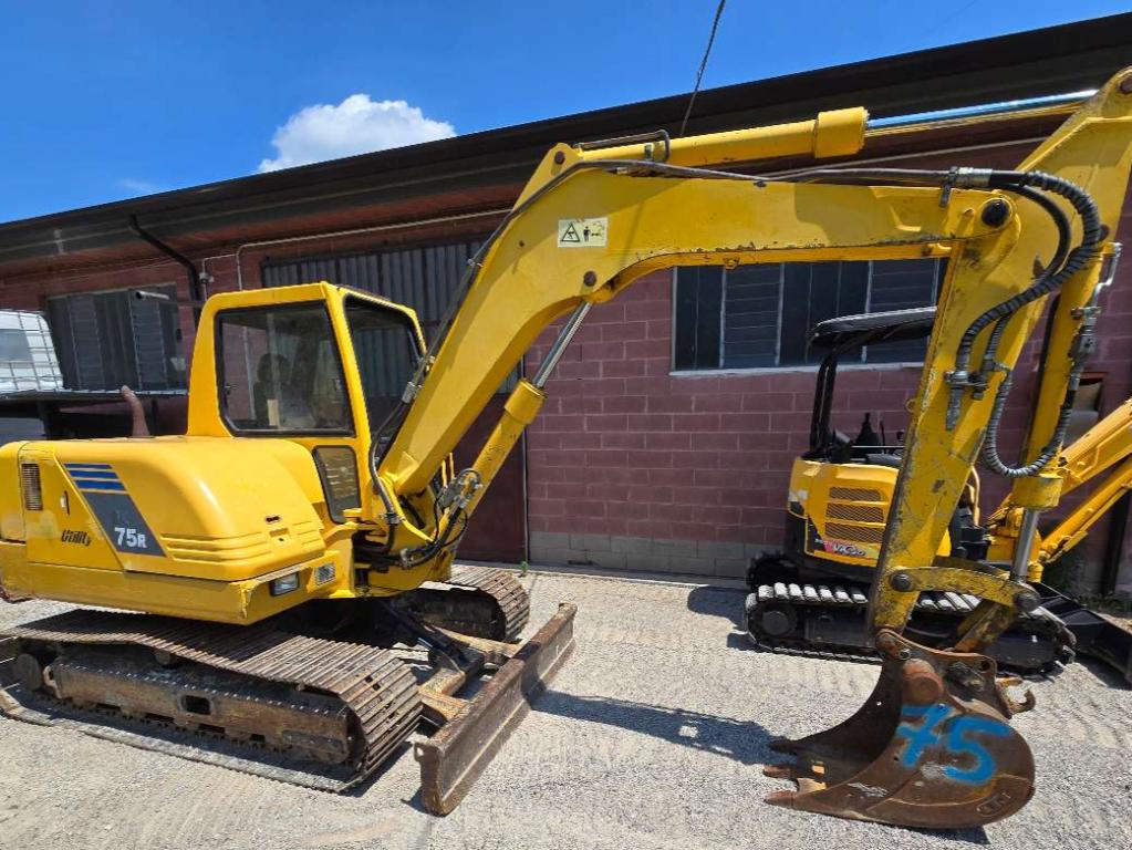 Komatsu PC75R Photo 2