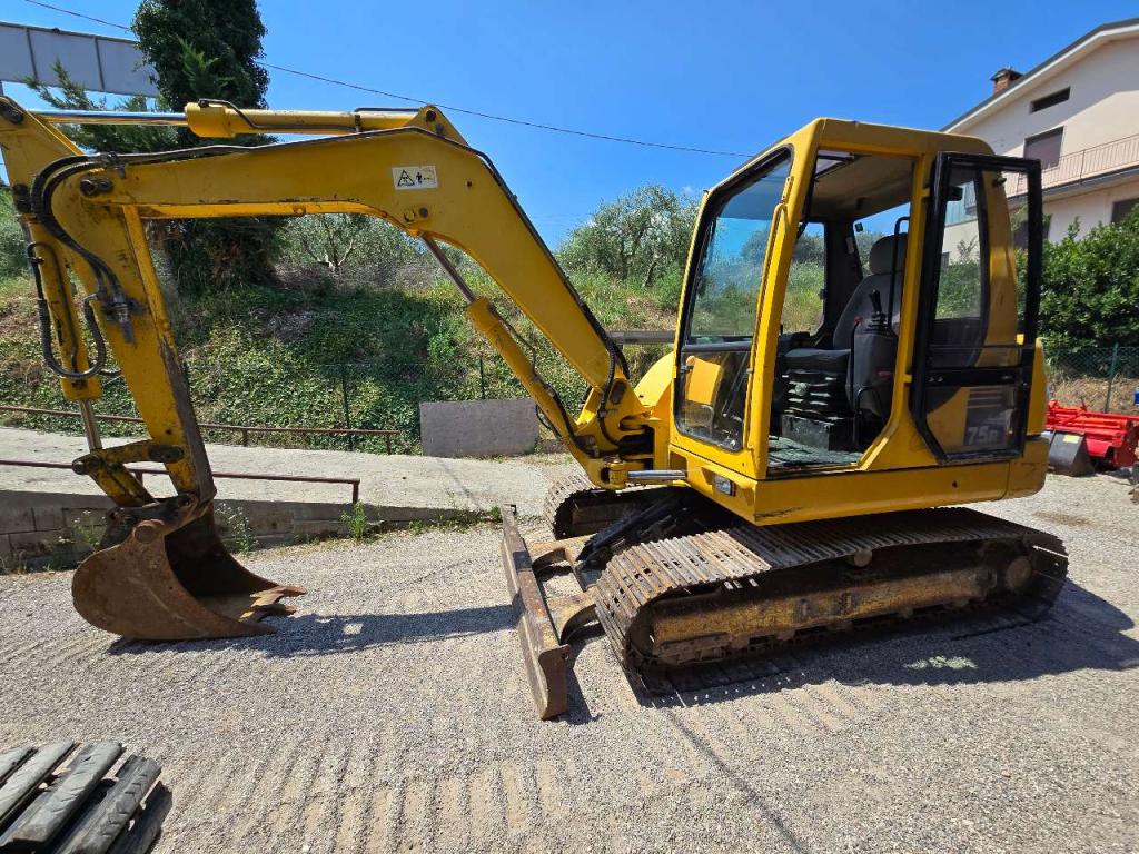 Komatsu PC75R Photo 6
