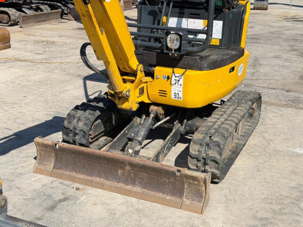 Komatsu PC16R-3HS Photo 5