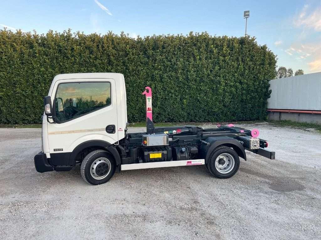 Nissan NT400 SCARRABILE PATENTE B Photo 2