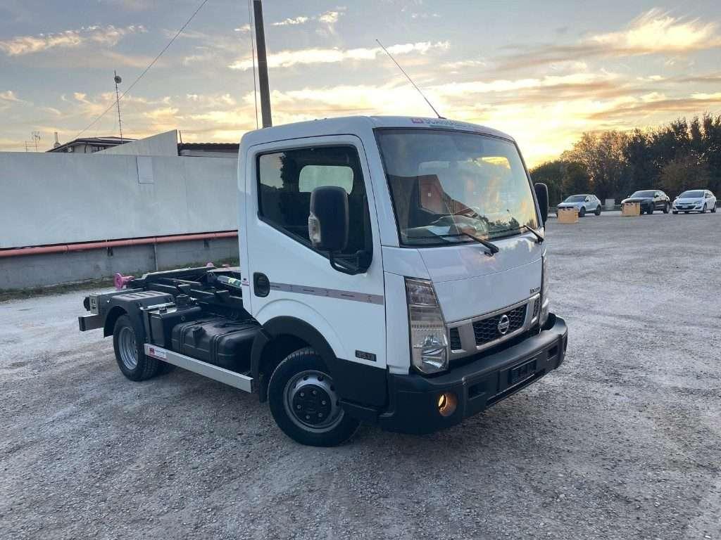 Nissan NT400 SCARRABILE PATENTE B Photo 3