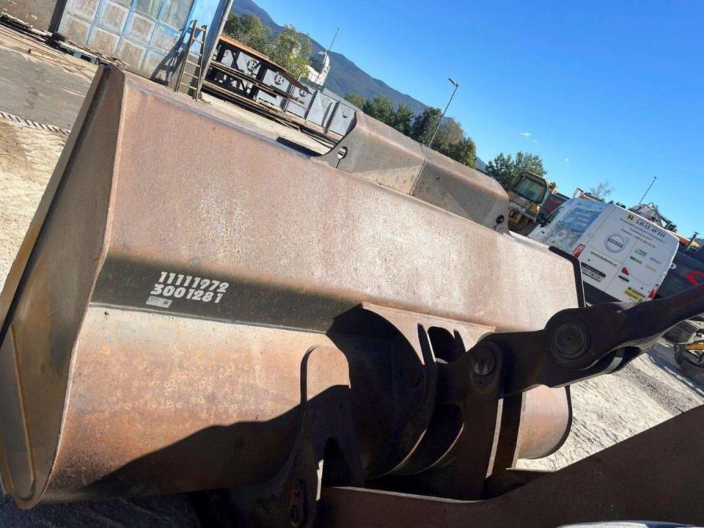 Volvo L120G Photo 17