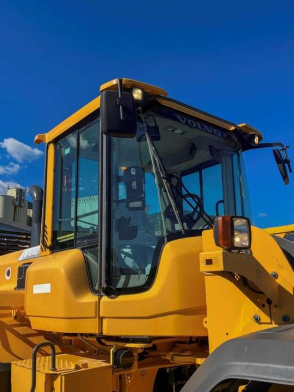 Volvo L120G Photo 29