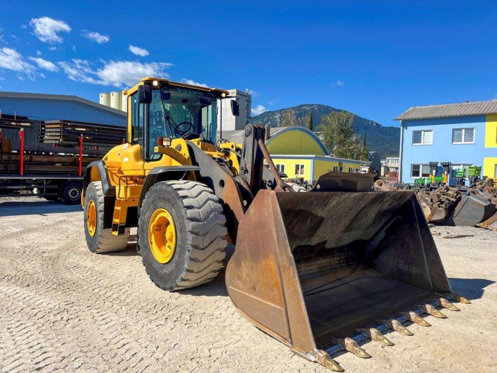 Volvo L120G Photo 3
