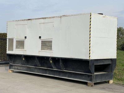 Caterpillar C 18 - 700 en vente par Machinery Resale