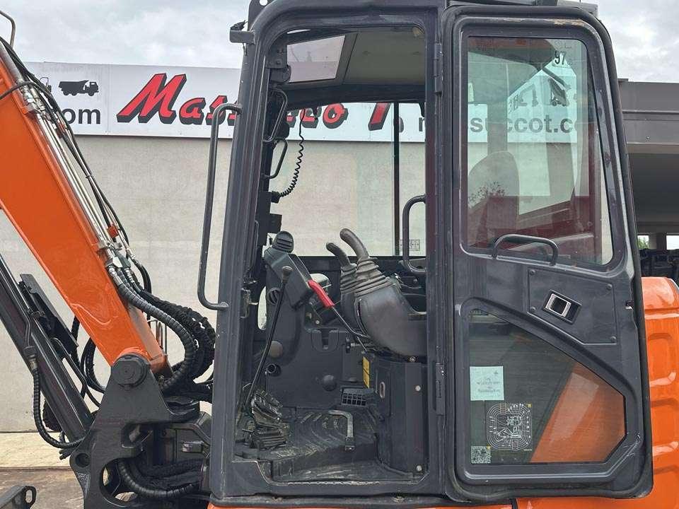Hitachi ZX65USB-5 CLR Photo 14