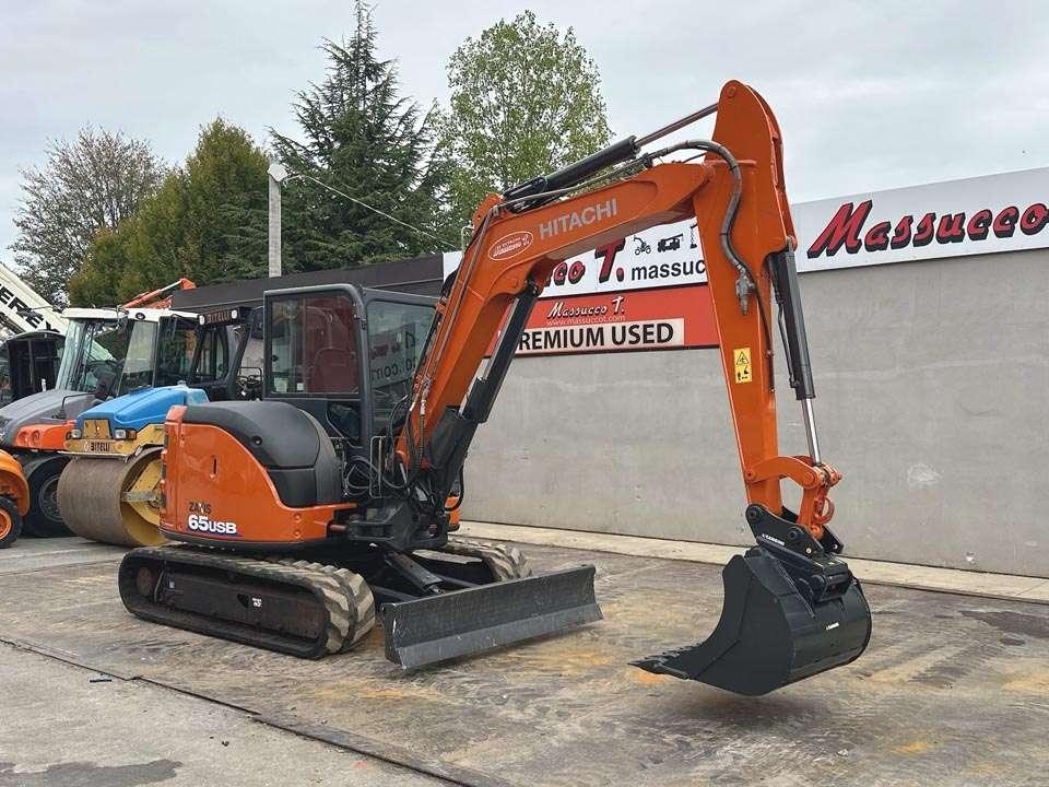 Hitachi ZX65USB-5 CLR Photo 20