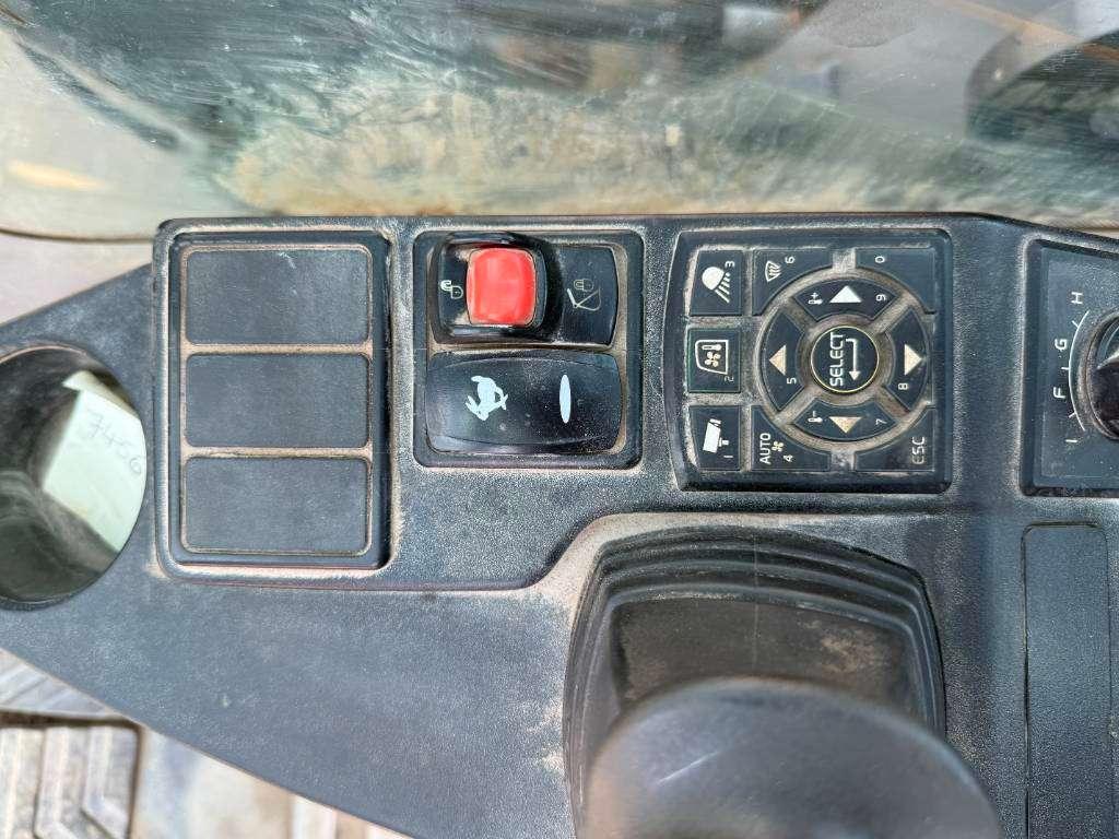 Volvo EC300EL - Hammer Lines / Automatic Greasing Photo 12