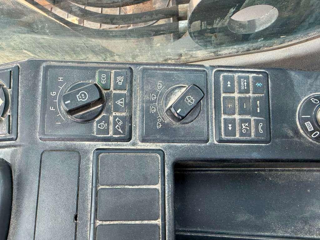Volvo EC300EL - Hammer Lines / Automatic Greasing Photo 13