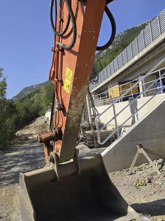 Hitachi Zaxis ZX240N-3 Photo 9