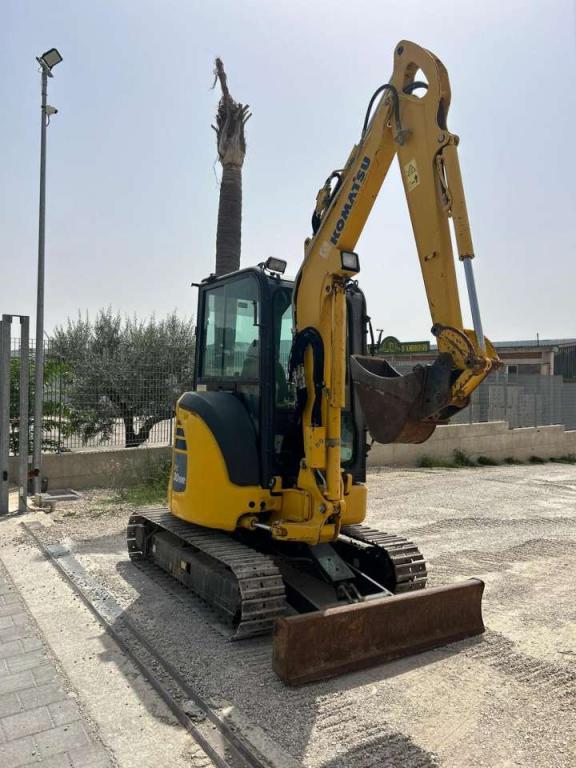 Komatsu PC30MR-5 Photo 2