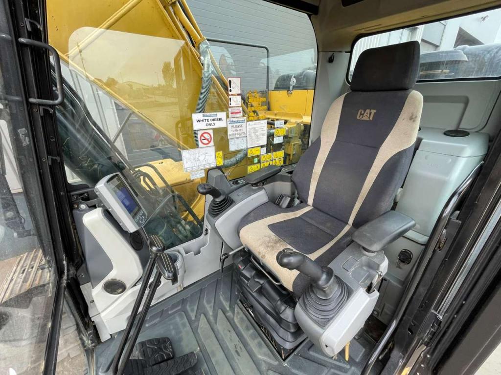 Caterpillar 320FL Photo 15