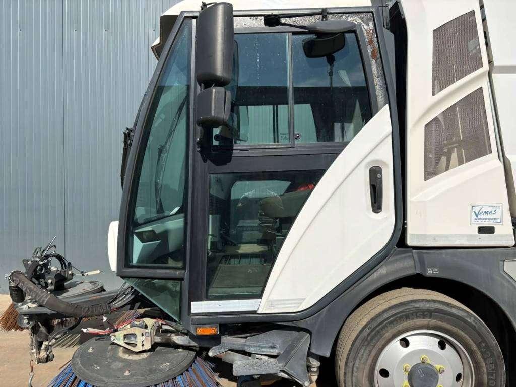 Johnston CX401 - 80km/h - sweeper Photo 17