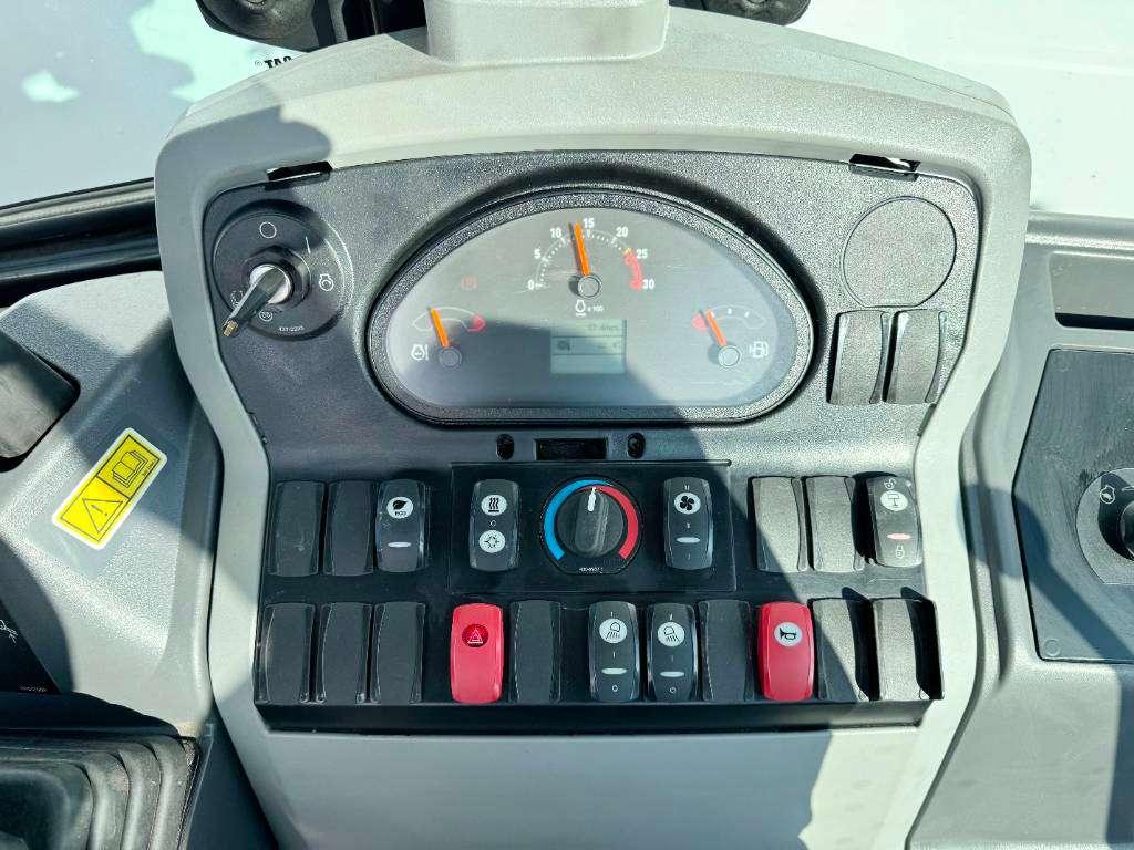 Caterpillar 424 4WD - Hammer Lines / Airco Photo 10