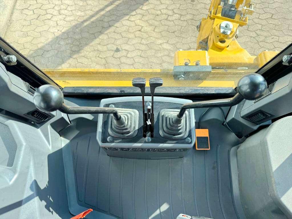 Caterpillar 424 4WD - Hammer Lines / Airco Photo 9