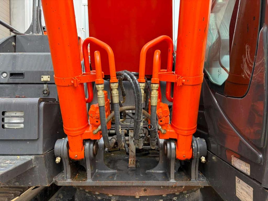 Hitachi ZX210LC-6 Photo 10