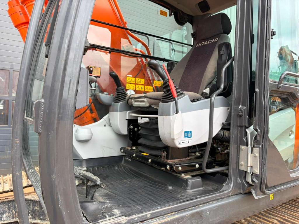 Hitachi ZX210LC-6 Photo 20