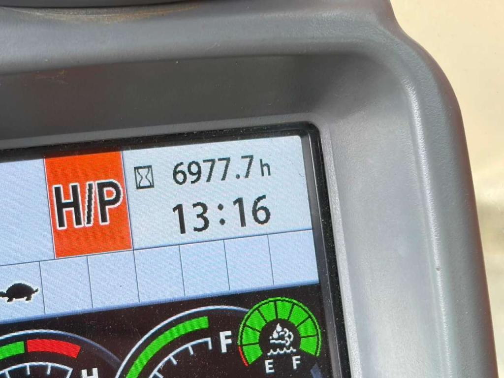 Hitachi ZX210LC-6 Photo 23