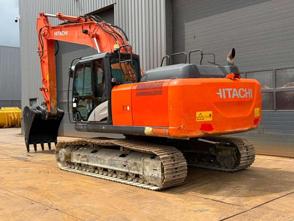 Hitachi ZX210LC-6 Photo 3