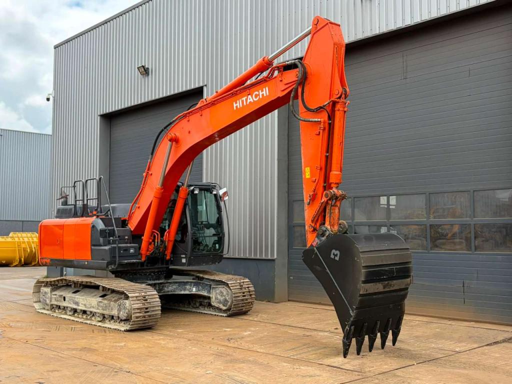 Hitachi ZX210LC-6 Photo 7