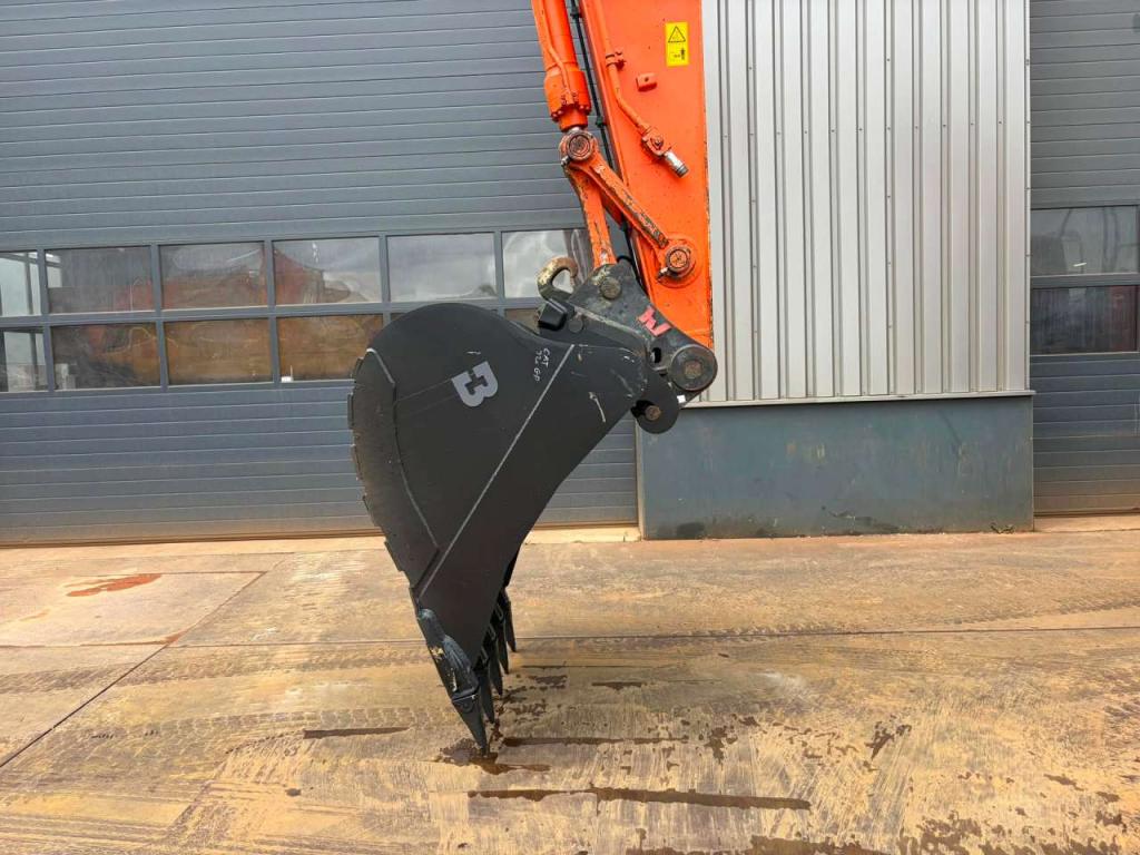 Hitachi ZX210LC-6 Photo 9