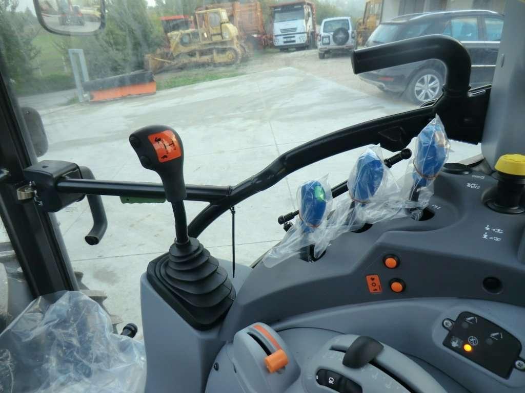 New Holland T595 Photo 9
