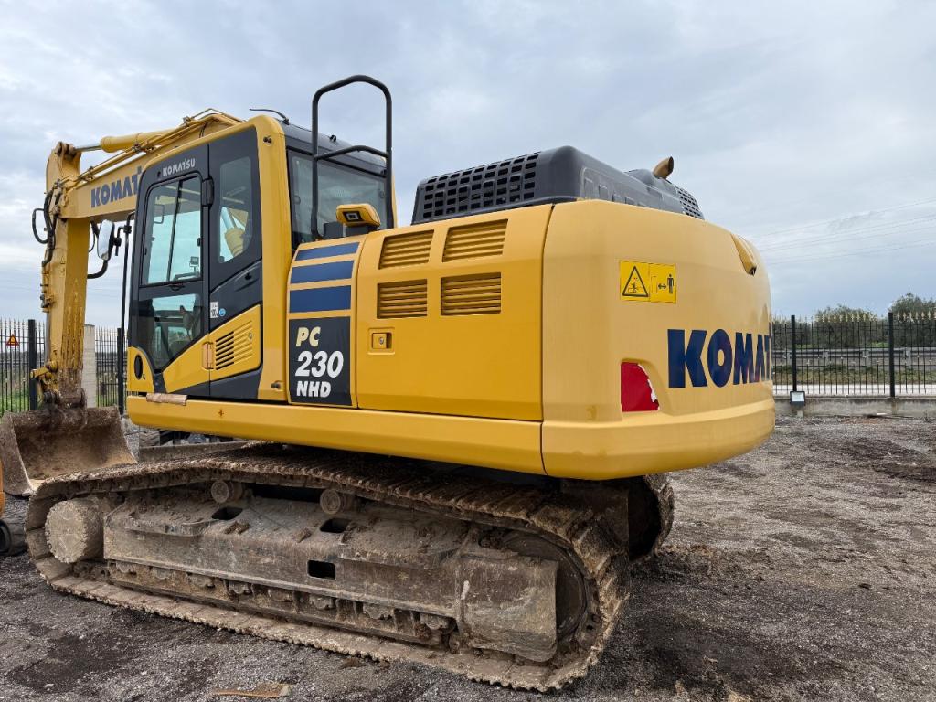Komatsu PC230NHD-11 Photo 6