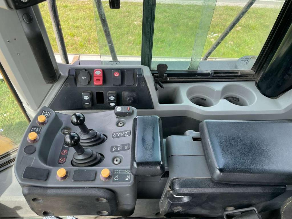 Caterpillar 966M Photo 17
