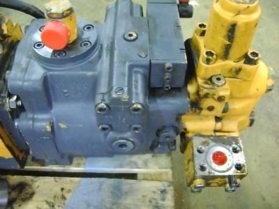Moteur de rotation de la tourelle pour Liebherr 902 en vente par PRV Ricambi Srl