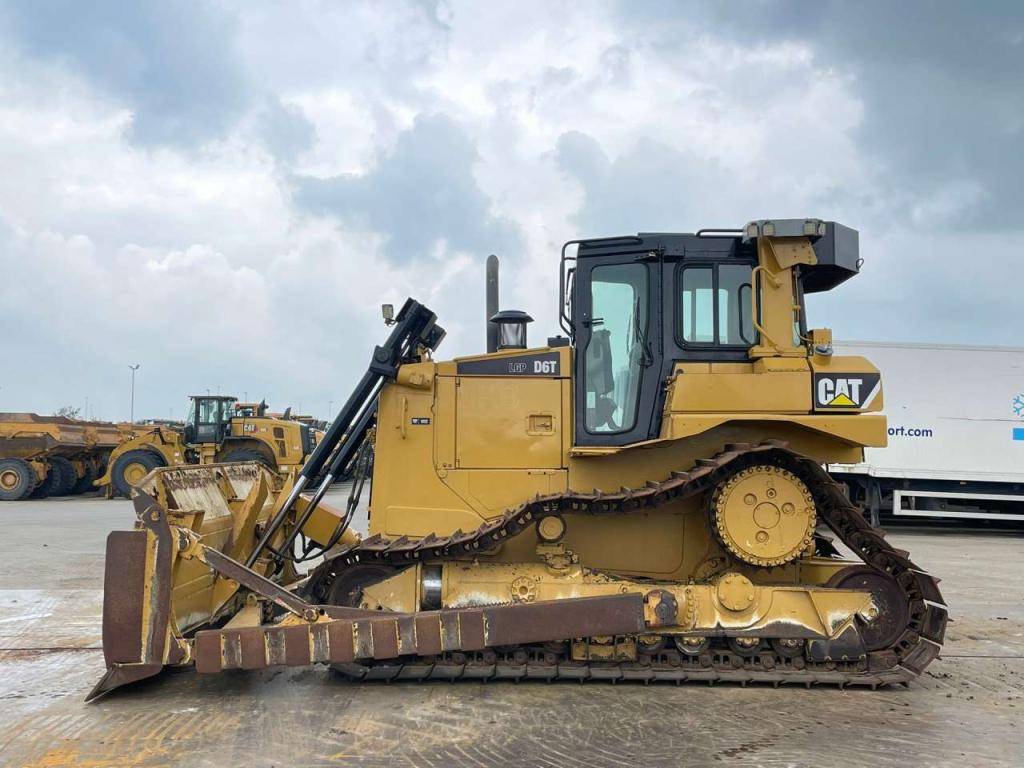 Caterpillar D6T LGP Photo 1