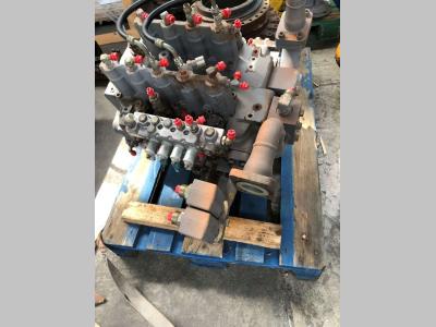 Distributeur hydraulique pour Hitachi ZX470 en vente par Fratelli Zenzalari S.r.l.