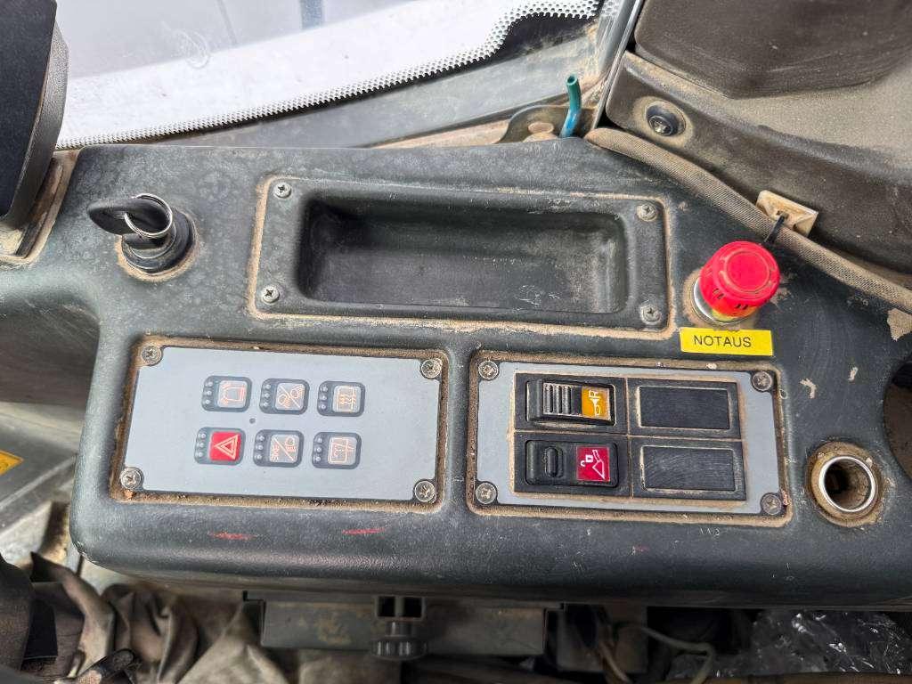Liebherr L580 - Quick Coupler / 4 Good Tyres! Photo 11