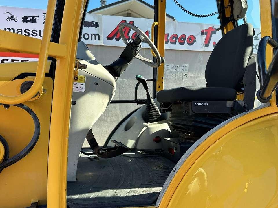Komatsu WB97R Photo 10