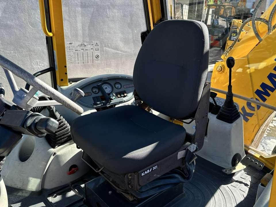 Komatsu WB97R Photo 11