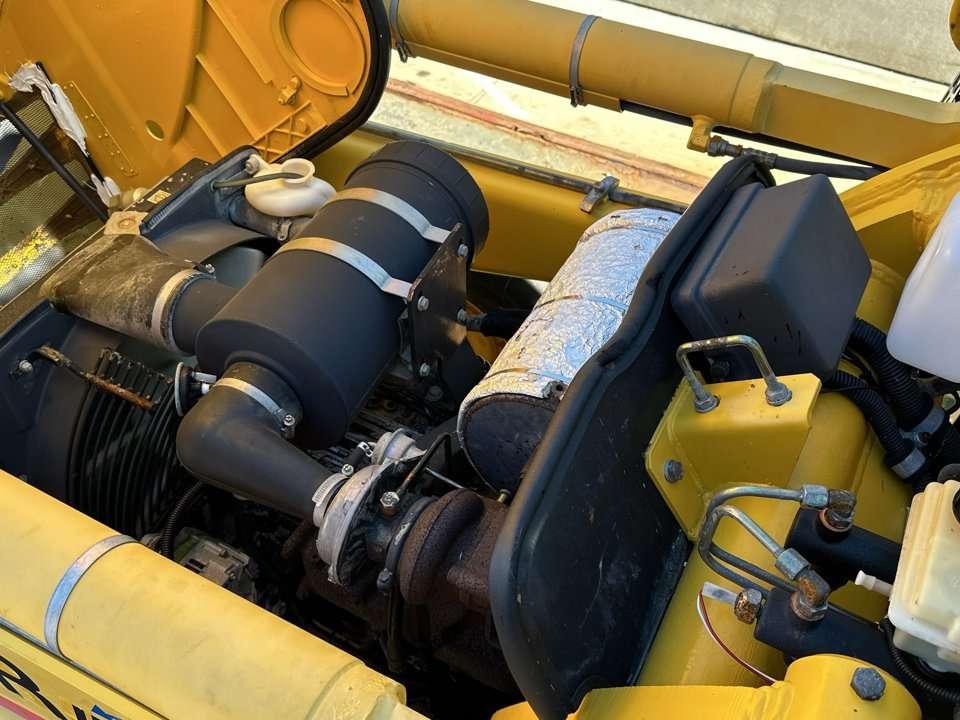 Komatsu WB97R Photo 8