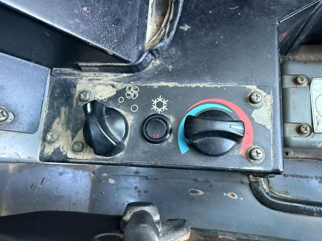 Takeuchi TL130 Photo 11