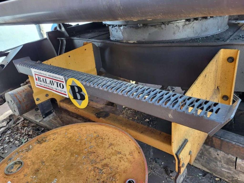 Volvo steps 14622725 for Volvo EW140D, EW160D, EW160E... Photo 3