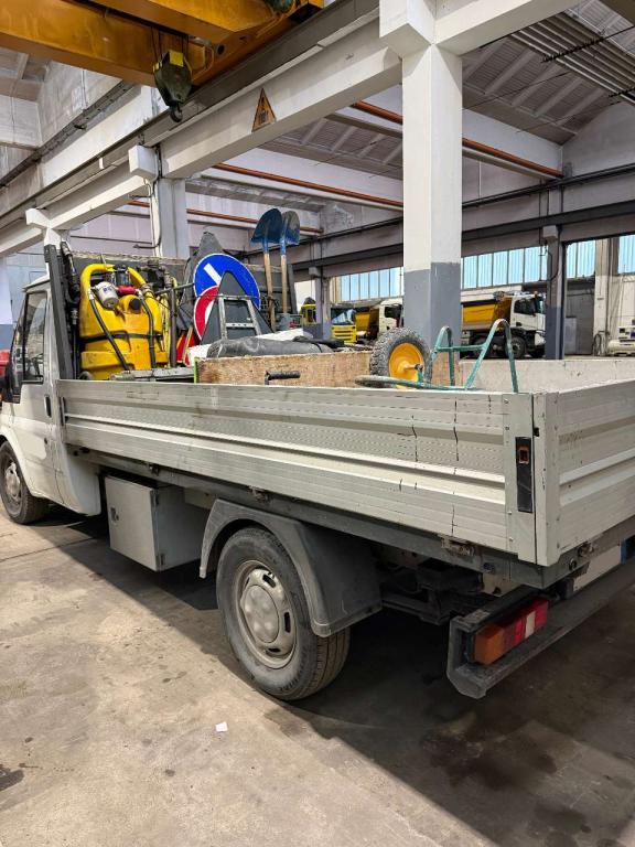Ford 100 T330 Photo 3