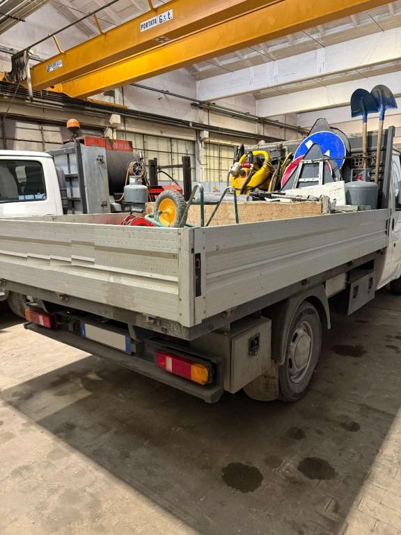 Ford 100 T330 Photo 4