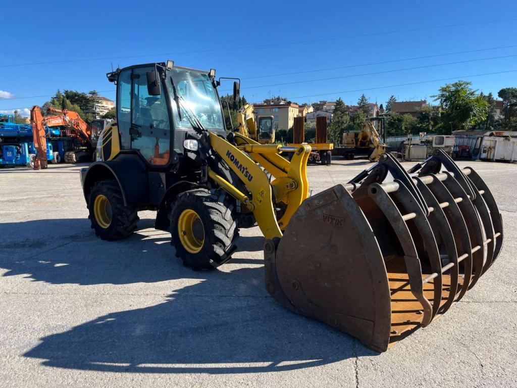 Komatsu WA100M-7 Photo 2
