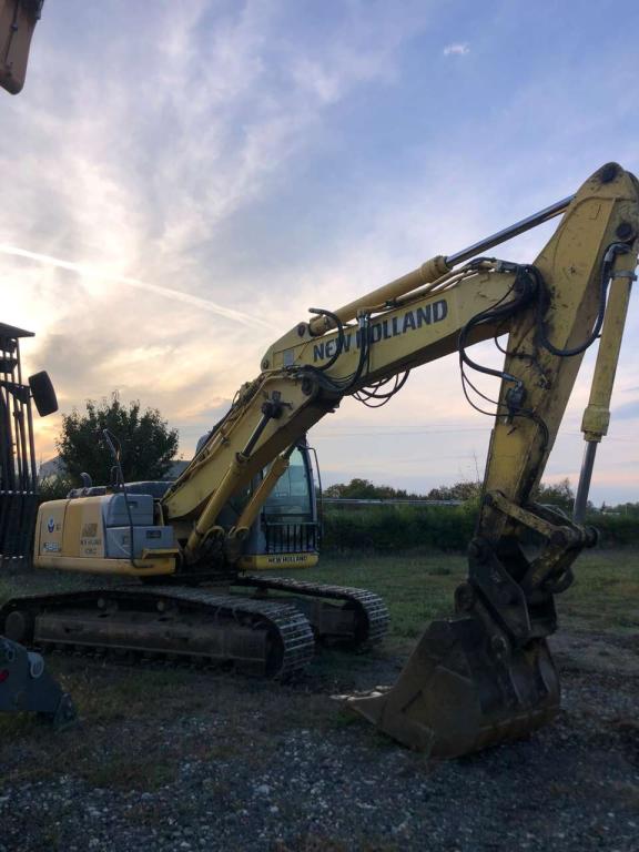 New Holland E245B Photo 2