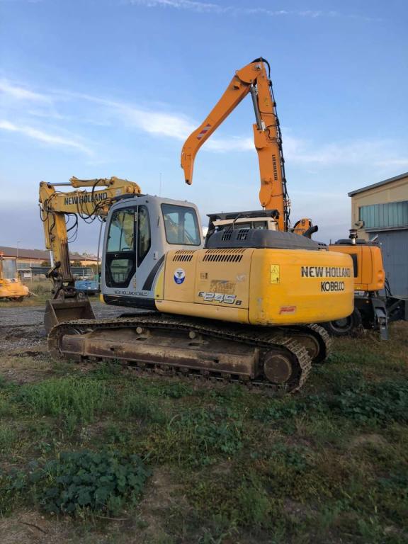 New Holland E245B Photo 3
