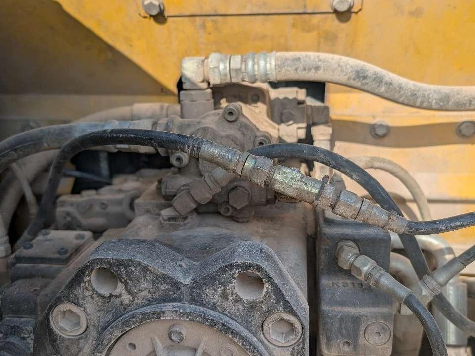 New Holland E245B Photo 8