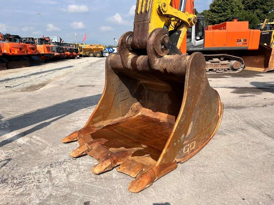 Komatsu PC490LC -11 Photo 3