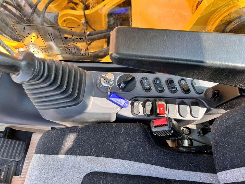 Komatsu PC490LC -11 Photo 8