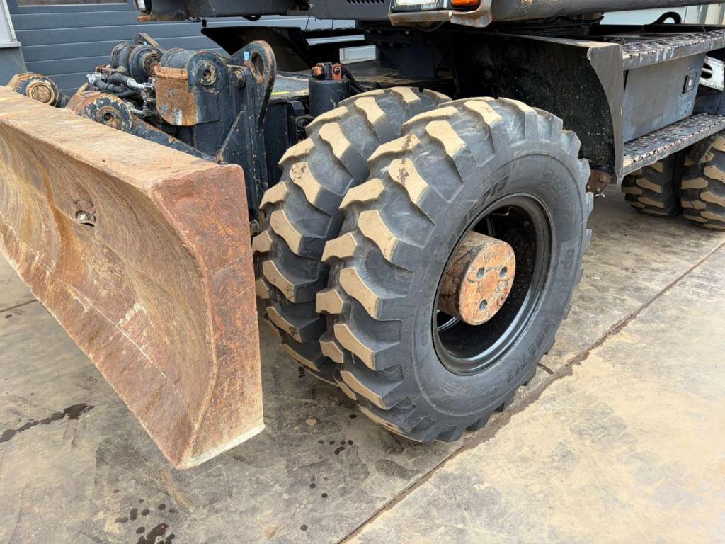 Hitachi ZX170W-3 Photo 11