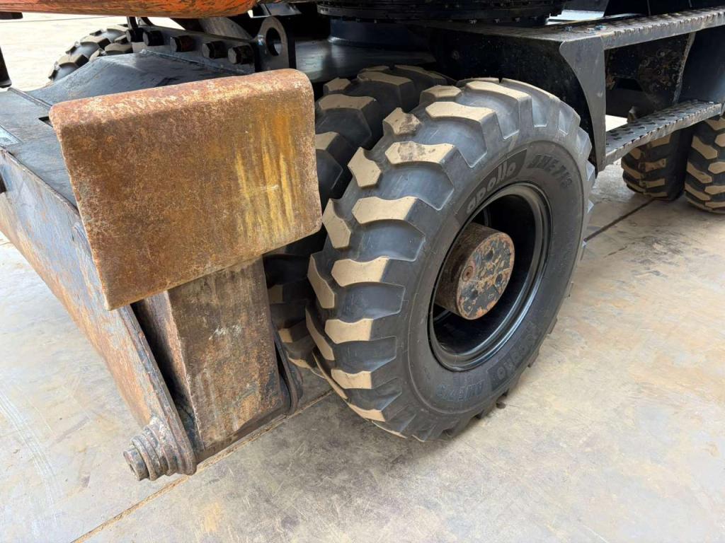 Hitachi ZX170W-3 Photo 13
