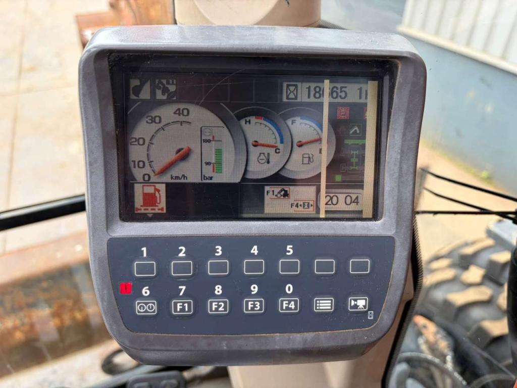 Hitachi ZX170W-3 Photo 21